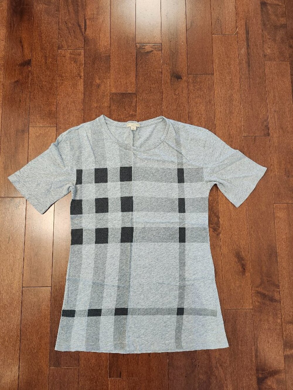 Burberry women's short sleeve t-shirt in size medium